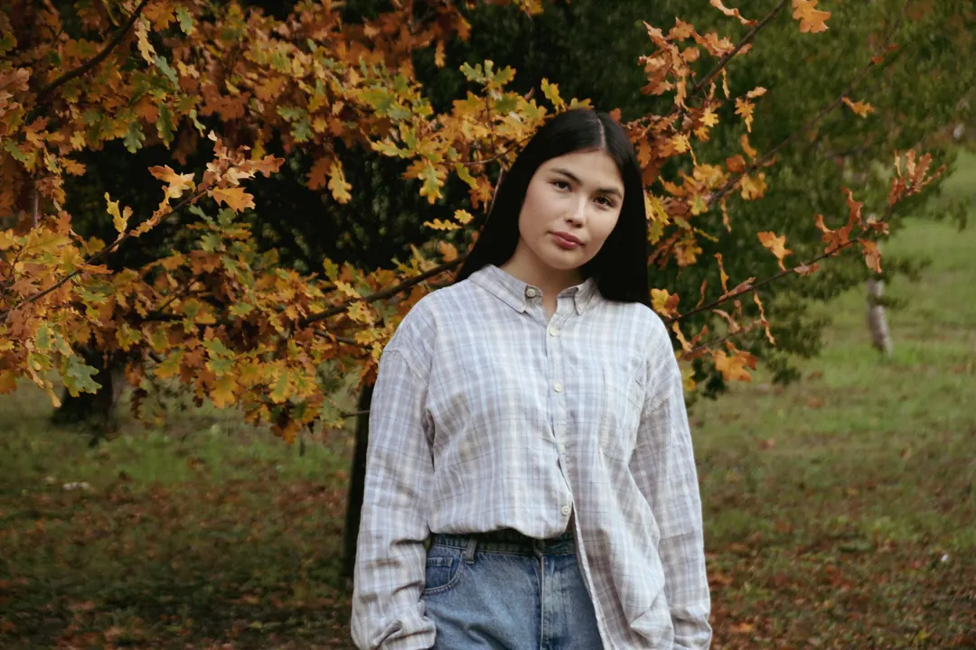 Retrato bajo un árbol de otoño