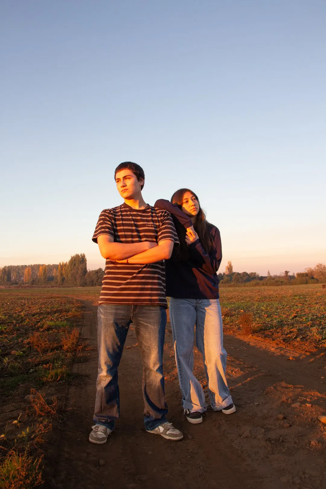 Pareja en un camino rural al atardecer