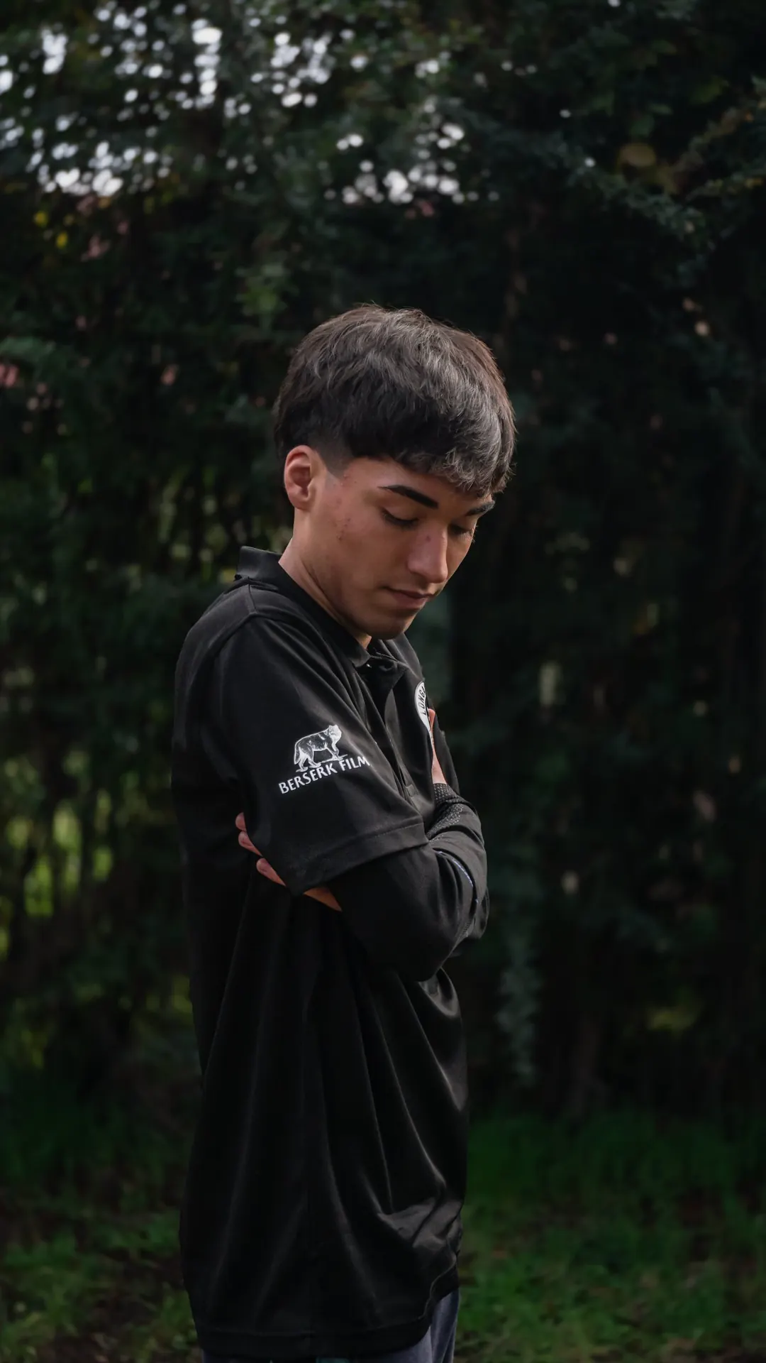 Joven en un bosque oscuro