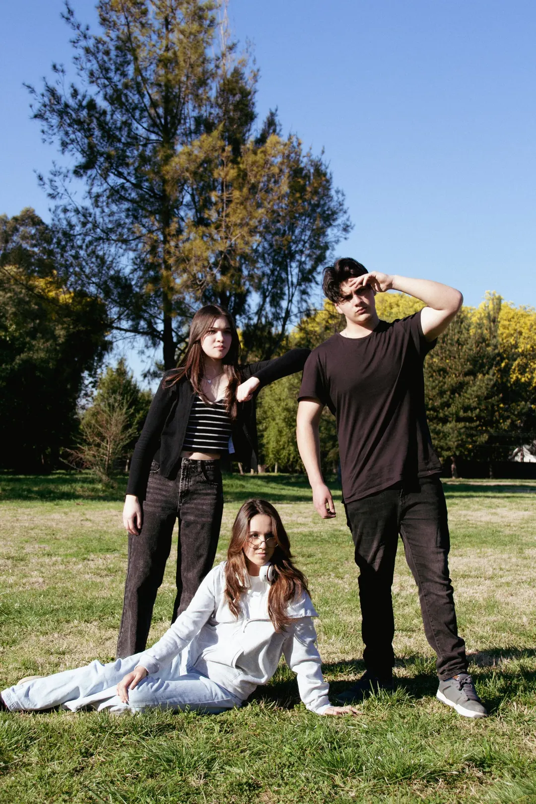 Tres jóvenes en un parque