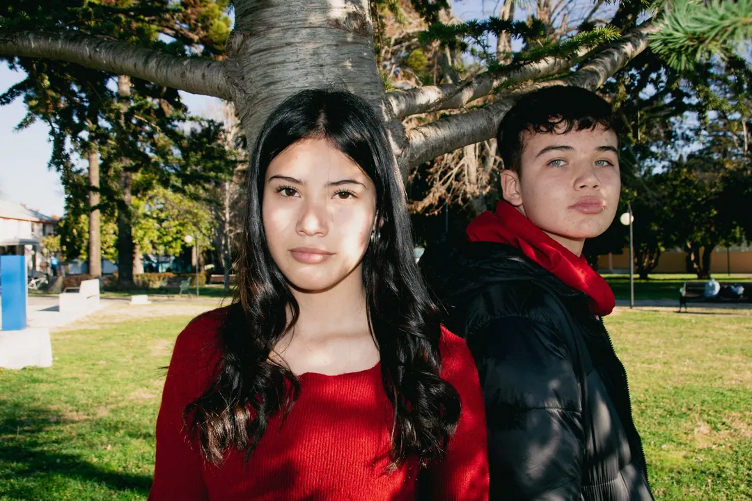 Retrato de dos jóvenes bajo un árbol