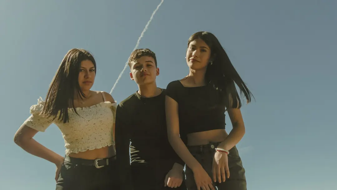 Tres jóvenes contra el cielo