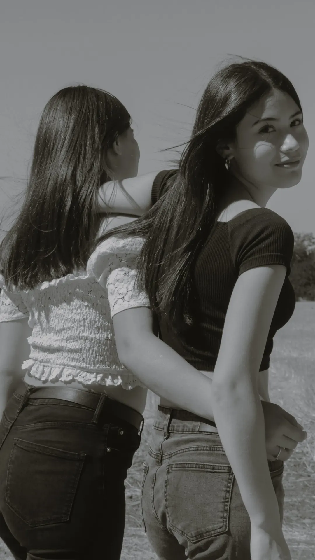 Dos jóvenes, en blanco y negro