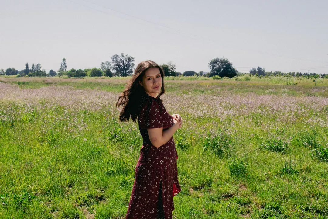 Joven en un prado